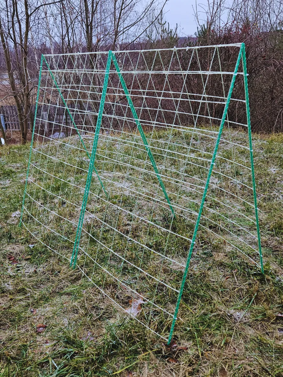 Шпалера с укрепленной сеткой